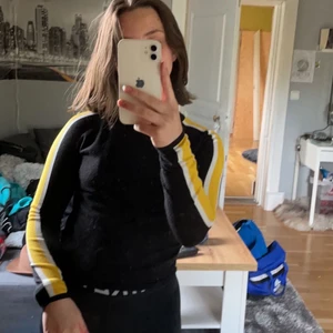 tröja - säljer svart/gul/vit långärmad tröja som sitter tight, älskar den men använder den inte längre. köparen står för frakten<3