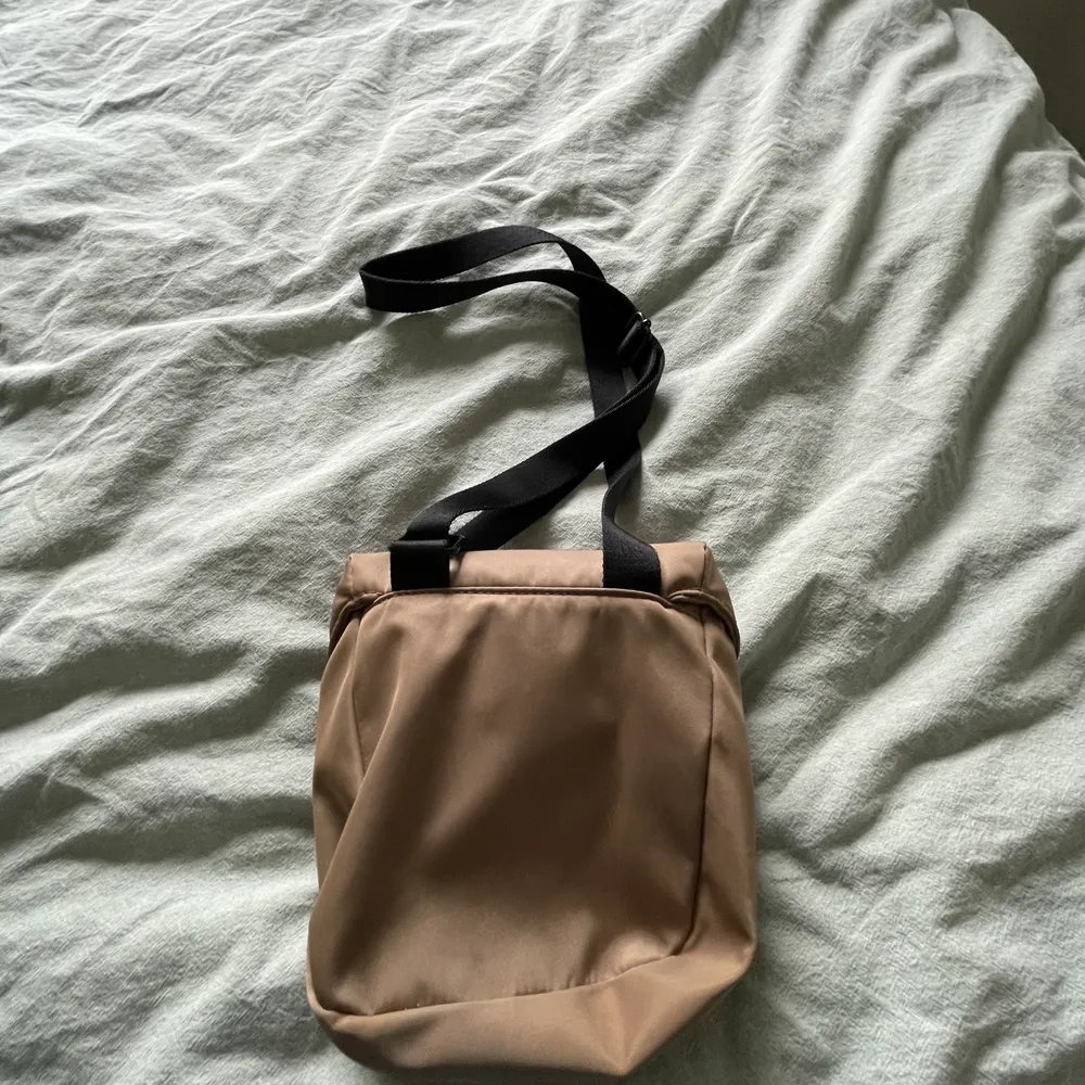 Alyx väska som är köpt på deras hemsida. Extremt bra skick då den bara varit använd under en sommar. Nypris är 3000 kr. Bud är från 1000 Kan mötas i Stockholm eller frakta:). Väskor.