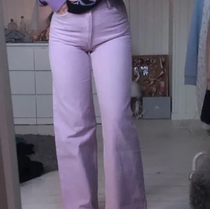 Jeans - Säljer dessa super snygga lila jeans som jag köpte hör på Plick men de är från monki, (obs bilden är lånad från hon jag köpte de av) säljer då de e lite försmå till mig. Knappast anvönda och i superfint skick! Nypris 400
