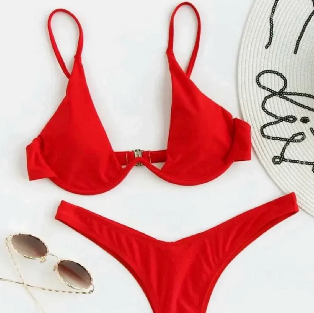 En snygg trendig röd bikiniöverdel fr shein, i toppenskick men är tyvärr för liten för mig❤️. Övrigt.