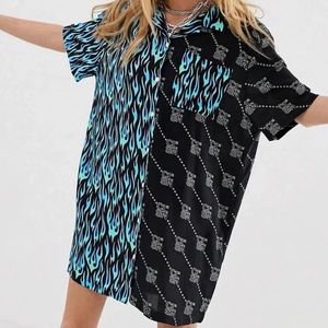 skjortklänning strl 38 - Cool skjortklänning med eldflammor! Använd max 10 gånger. ☺️ Första bilden är på modellen från hemsidan. Storlek 38!  200kr+frakt (köparen står för frakten) 💜 Finns hund i hemmet men klänningen är nytvättad.