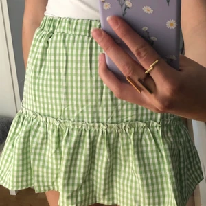 Rutig kjol  - Superfin sommarkjol från SHEIN i storlek s som aldrig är använd. Jättefin och bra i materialet, men tyvärr lite för kort för mig som är 177 cm lång. Skulle säga att den passar en normal xs-s. (Frakten ingår ej i priset). Kan mötas upp i Trelleborg. 