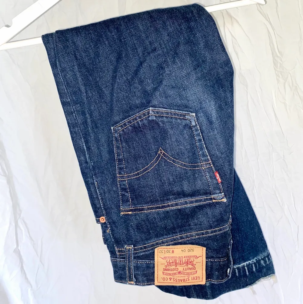 Levis jeans storlek w30 men passar xs. Rak modell och lite croppade. Kan skicka fler bilder vid behov. Ganska fint skick. Läs bio. Jeans & Byxor.
