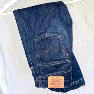 Levis jeans - Levis jeans storlek w30 men passar xs. Rak modell och lite croppade. Kan skicka fler bilder vid behov. Ganska fint skick. Läs bio