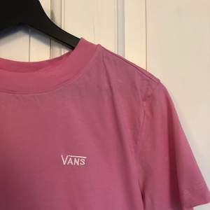 Skitcool ljusrosa t-shirt från VANS i storlek small. Använd 2 gånger och därmed i fint skick. Köparen står för frakt! 