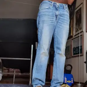 Säljer en unisex Levis jeans som är I bra skick och passar 32_33.5.finns fler bilder och köpare står på frakt 