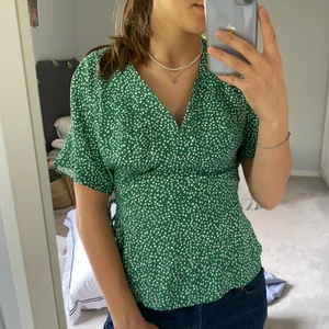 Topp - Säljer denna söta omlottblus med knytning i sidan från other stories, säljer pga att den inte kommer till användning längre💞 köptes för ca 600kr och säljer nu för 250kr+frakt då den knappt är använd:)