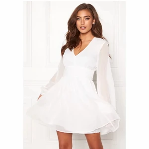 Student/Avslutnings klänning - Hej! Säljer en super fin student klänning då den blivit för stor. Köpt på Bubbleroom, nypris 500kr!💕 Bara provad, inga defekter och har även alla lappar kvar!💕 Ny skick.