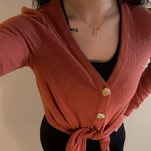 Stickad tröja från HM - Säljer denna stickade tröja med knappar och en gullig knytning då den ej används.