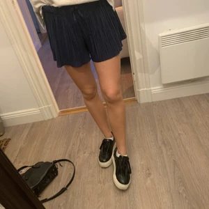 plisserade shorts - säljer dessa plisserade shorts från zara! köpta på barnavdelningen och motsvarar xs. ser ut som en kjol när man har den på! så sköna i perfekt skick! köparen står för frakt💘