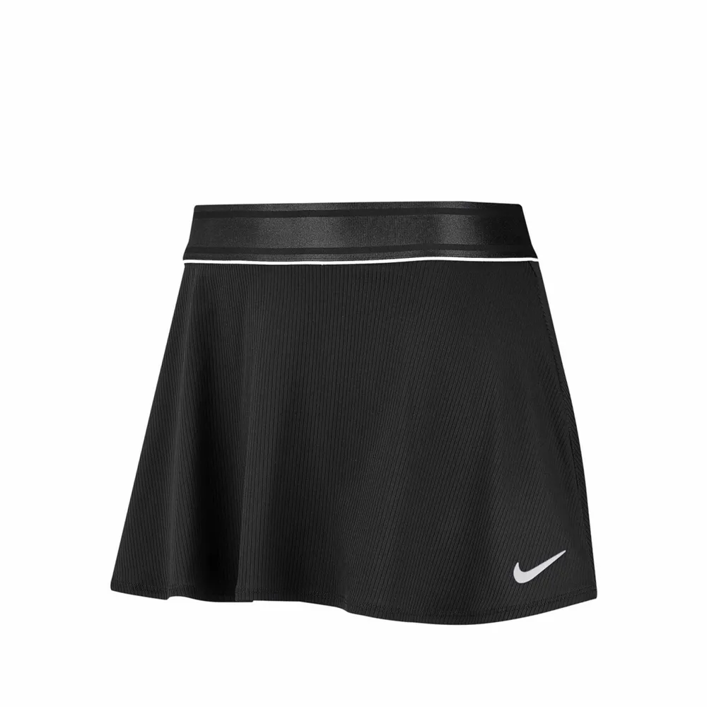 (Inte mina bilder) En Nike tennis kjol med under shorts i storlek M. Men denna kjol har en svart logga och inte vit som på bilden. Den är använd runt 3 gånger och är i bra skick. Skriv för fler bilder!💞 . Kjolar.