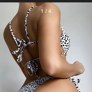 Bikini - Bikini från Shein. Aldrig använd💞 Snörning bak på toppen och i sidan på underdelen. Säljer den eftersom den är förstor för mig. Super fin till sommaren💞