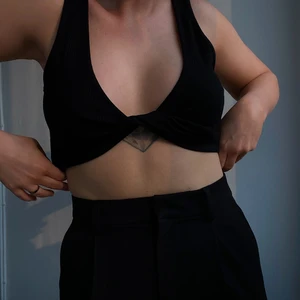 Topp från na-kd - Oanvänd topp från na-kd i storlek XS, endast fotad i. Andra bilden är lånad från na-kds hemsida. Frakt tillkommer på 45kr. 