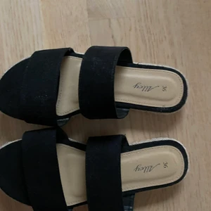 Svarta sandaler - Lite finare svarta sandaler, köpta nyligen men lite för små (har 36,5/37) Perfekta till sommaren!
