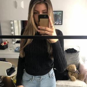 Kabelstickad äkta gant tröja - En kabelstickad gant tröja i svart, sitter väldigt fin och smickrande. Bra kvalitet på tröjan! Köpte står för frakt och pris kan diskuteras.