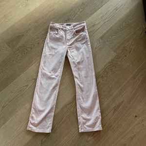Ljusrosa Filippa K jeans  - Jättefina raka Filippa K jeans som tyvärr blivit för små för mig. Bra skick! Använda ett par gånger. Slutar lite över fotknölen. Storlek XS. Skriv för fler bilder eller om du har några frågor💓 Köparen står för frakt! 