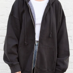 Christy hoddie, Brandy Melville  - Säljer min Brandy Melville zip hoddie i färgen black. Köpt för 320kr från deras hemsida, är i fint skick. Andvänd cirka 10 gånger. Skulle säga att den är lite större i modellen så typ en L/XL. Köp direkt för 250 annars börjar budet på 150kr😊