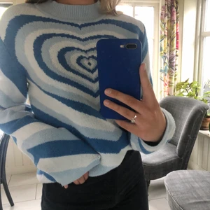 Heart wave sweater, blå - Säljer min super fina tröja som tyvärr inte kommer till användning då den är en aningen stor på mig. Den är använd fåtal gånger och därav i ett bra skick🥰 Buda i kommentarerna eller köp direkt för 250kr+frakt❣️nypris: ca 350 kr (35$)