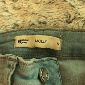 Molly jeans från Gina strl s högmidiade. - Jeans från Gina använd 1 gång. Väldigt fina men inte min stil längre. Säljer för 500kr