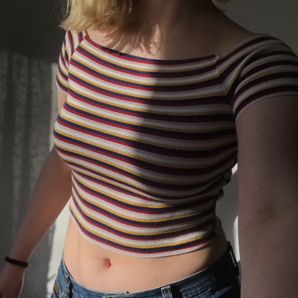 Gullig off shoulder top från monki med lite glittrigt tyg. Tröjan är i bra skick, skriv privat för fler bilder. Frakt ingår ej💓. Toppar.