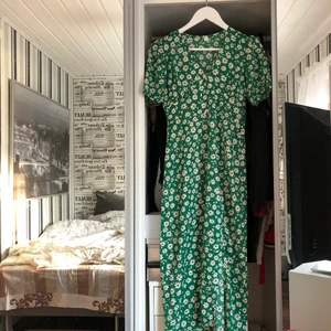 Shein klänning  - En helt ny vadlång klänning från shein som är för liten för mig, jag är vanligtvis en S men denna var liten i storleken. 