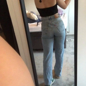 Levis jeans ribcage straight  - Säljer mina älskade levi’s jeans i modellen ribcage straightleg. De är i W:25 L:30. De passar mig som är ca 160!! Super bra skick, precis som nya💕💕buda i kommentarerna eller kontakta mig för mer info