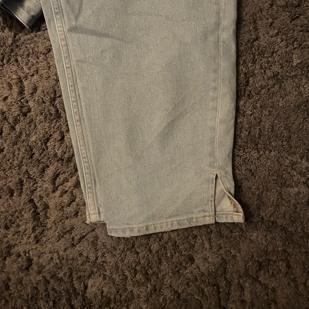 Super sköna Calvin klein jeans med slits nedtill, kommer sällan till användning och är använda några fåtal gånger. Orginal pris: 840kr Mitt pris: 350kr, Hör av dig vid intresse💕. Jeans & Byxor.