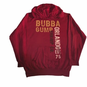 Bubba gump - vintage hoodie - En fin vintage hoodie som är relaterad med Forrest gump filmen. Den har en väldigt fin lite mörkröd färg och ett coolt 00s tryck. Köpt på bubba gump i USA för 499kr