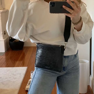 Carin western väska - Säljer min superfina väska då den inte kommer till användning. Den är i bra skick och fake läder🥰