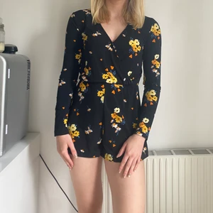 Jumpsuit  - Somrig och fin jumpsuit. Riktigt härligt och stretchigt material i storlek S. Köparen står för frakt💗💗