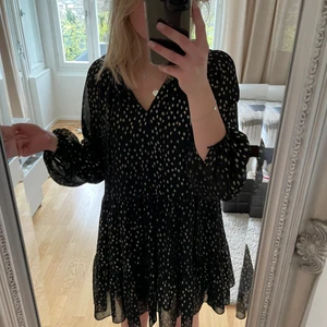 Klänning - Säljer en svart långärmad klänning från HM. Passar S-XL