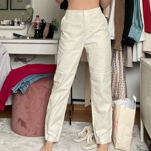 Linnebyxor beige  - Säljer dessa linnebyxor ifrån uniqlo som jag köpte för nån månad sen. Storlek 34 och bara använt två gånger. Säljer enbart för bra bud 💕nypris var 400kr, säljer för 300