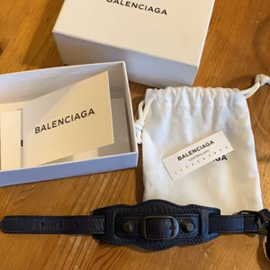 Balenciaga - Armband i nyskick från balenciaga, storlek M men går att reglera så passar nästan alla. Allt på bilden medföljer, hör av er vid frågor☺️ 800 vid snabb affär!