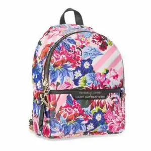 NY SKICK, mini backpack från Victoria’s Secret x Mary  Katrantzou kollektionen, såldes i begränsat antal, köparen står för frakten  