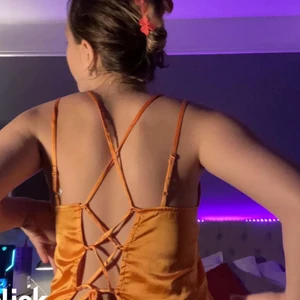 Topp - En topp från asos som är så himl fin, den passar perfekt till sommaren, men den kommer tyvärr aldrig till användning😣 den är storlek, s men eftersom det är snörning vid ryggen kan man bestämma storlek sjölv!skriv för mer infomartion eller så💕💕