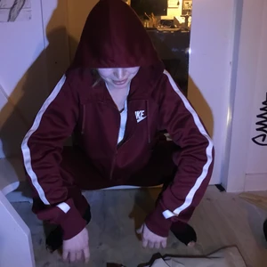 Vinröd skitkatti tracksuit🍇🍇🍓🍓🍉🍉☮️✨💋 - Nikedress i nyskick✨ Nästan aldrig använd för byxarna passa inte min figur❤️ pris går alltid att diskuteras<3 budgivning gäller också om många vill ha den<3.              byxor:s för ”män” m för ”kvinnor”   koftan: m ”mens”