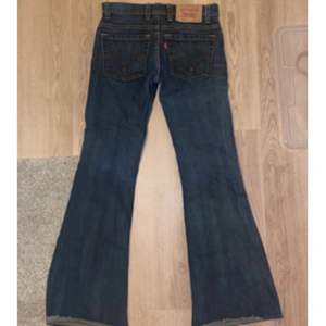 Jättefina lågmidjade jeans ifrån Levis, tyvärr försmå för mig😕 köparen står för frakt (66kr)🚚  