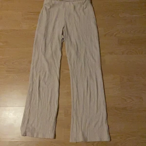 Gina tricot byxor  - Utsvängda byxor från Gina tricot. Använda fåtal gånger och i bra skick.