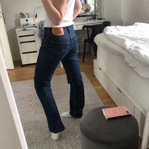 Levis 501 - Ett par såå snygga 501 jeans. Så snygg passform och färg!! Jag är 168 💕
