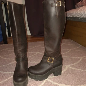 Johnny Bulls - Säljer ett par jätte fina Johnny Bulls kängor som knappt är använda, använda 3-4 gånger! Dom är som nya. Hör av er om ni har några fler frågor  