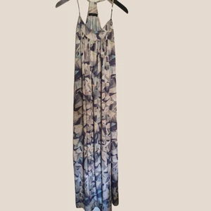 Sidenklänning  - Fin sommarklänning, lång klänning i stl Xs. Passar också en S.