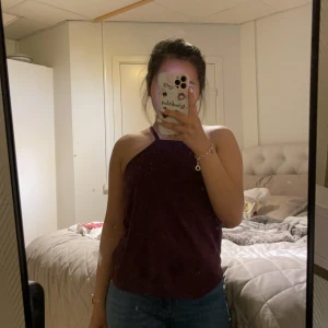 Linne med högband runt halsen - Lila linne från orange shop, bekväm och elegant med två lager tyg. Skulle rekommendera för XS-S. 