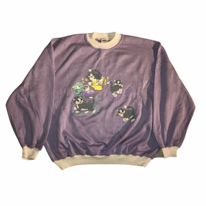 Katter - vintage sweatshirt - En väldigt cool sweatshirt från 80-talet med ett fint lila tyg med gulliga katter trycka på det. Har vita detaljer på kragen och armarna som verkligen påminner om 80-talet. Köpt på Ross som är en secondhandbutik i USA.