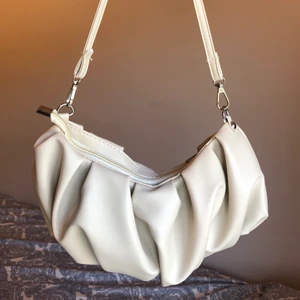 Axelväska✨ - Såå snygg beige axelväska, lagom storlek! Skriv om du har mer frågor💞 Helt oandvänd och färgen syns bäst på första bilden!!