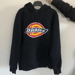 svart dickies hoodie storlek XXS - hoodien är XXS men passar också XS. jag har haft den i lite mindre än 1 år, väldigt bra skick! (kunden står för frakt, inga returer)