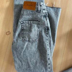 Straight leg Zara - Gråa byxor från zara. Strl 32! Jättefint skick. Avklippta så de passar 160!