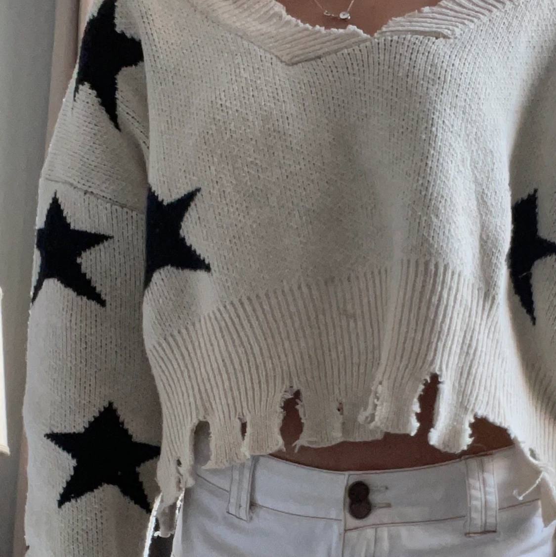 Supercool stickad tröja med slitna detaljer 