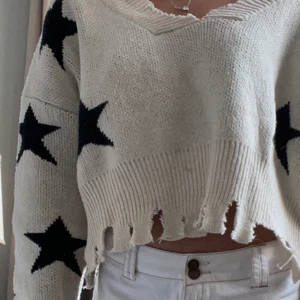 Supercool stickad tröja med slitna detaljer  - Skitsnygg beige svart stickad tröja, Passar xs-s 