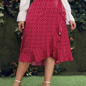 Maxikjol  - Oanvänd pga för liten. Storleken är lite missvisande, står att det är en 4xl men den passar en 2 eller 3 xl. Bäst är att mäta midjan. Den är 108cm i midjemåttet och 90.5 i längden. Jättefint tunt material 🙂 