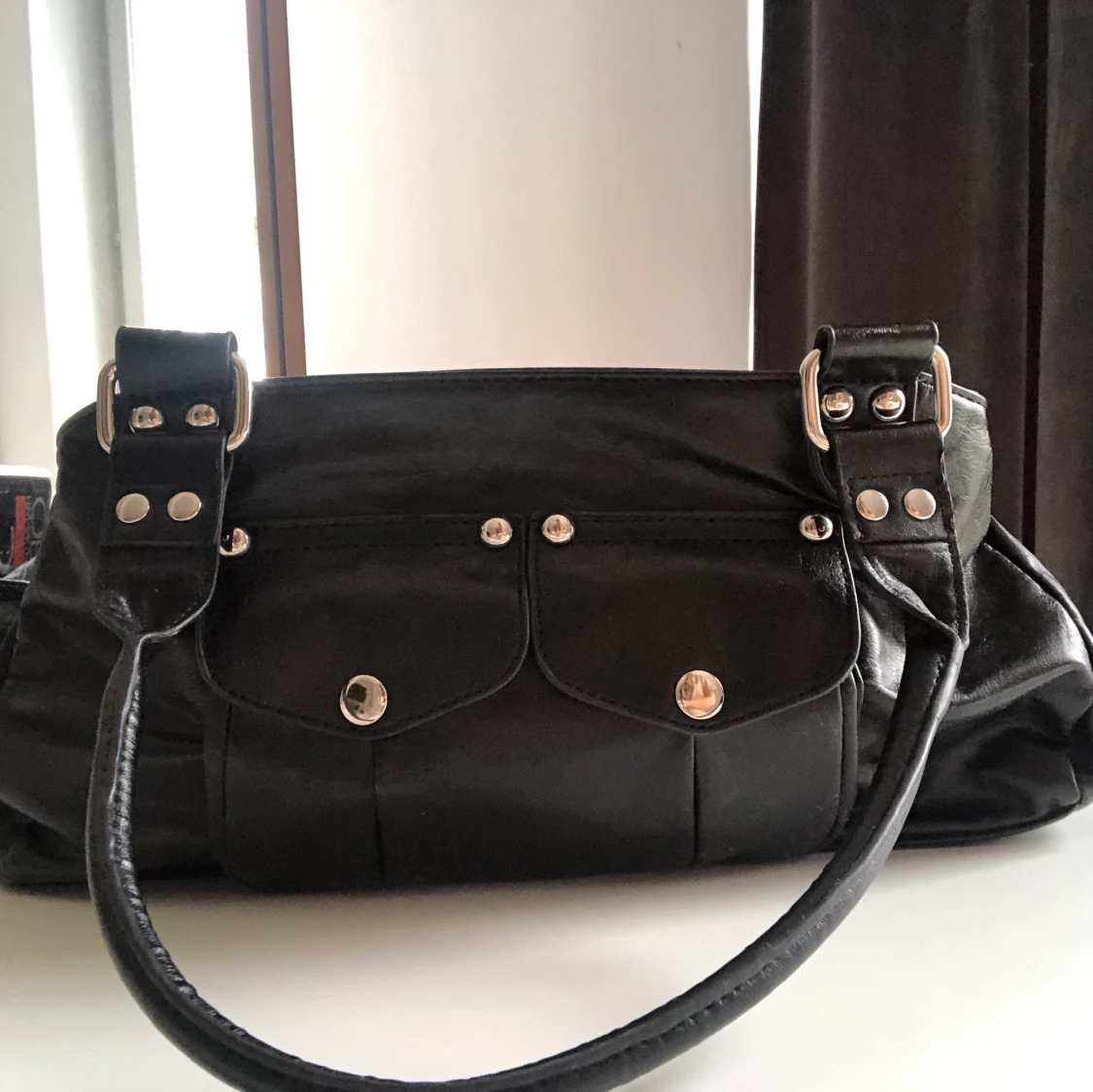 Säljer denna svarta väska, köpt second hand❤️  - 90